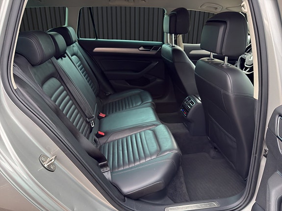 Volkswagen Passat 13 of 19