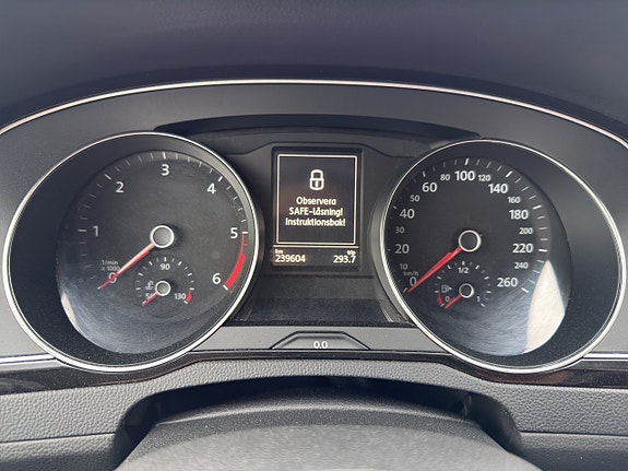 Volkswagen Passat 16 of 19
