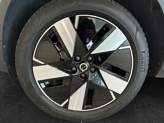 Volvo EX40 10 of 16