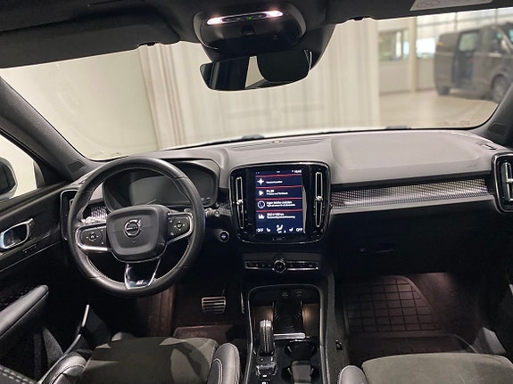 Volvo XC40 2 of 18