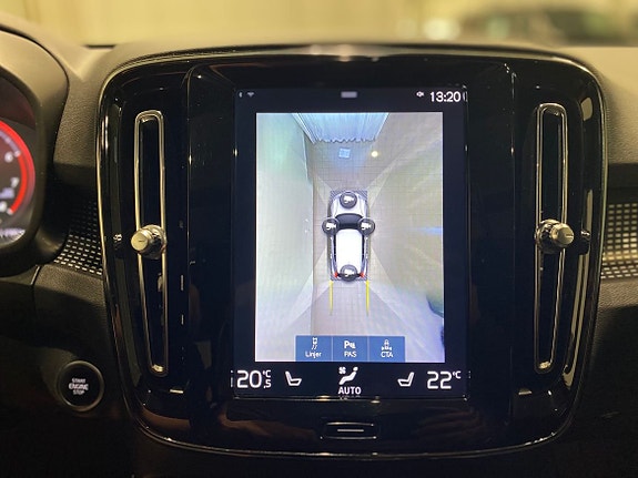 Volvo XC40 17 of 18