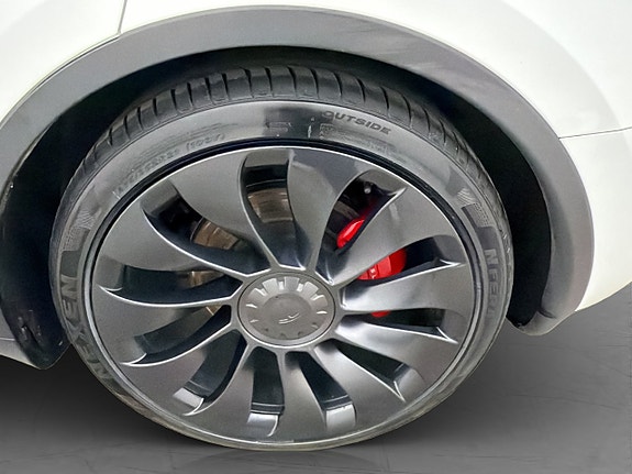 Tesla Model Y 29 of 30