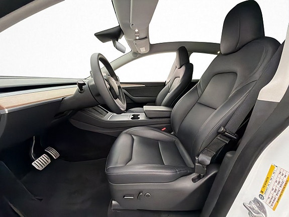Tesla Model Y 14 of 30