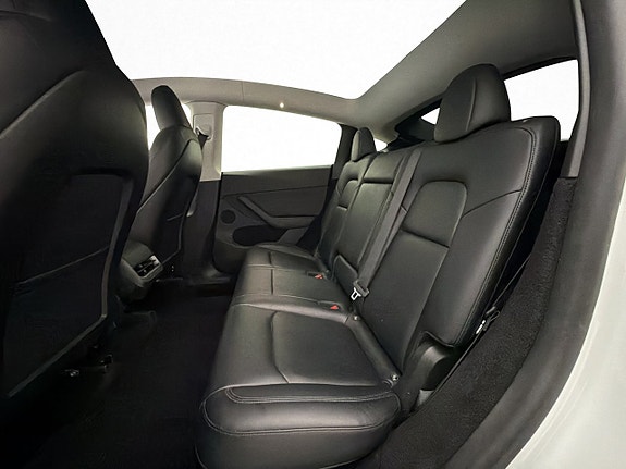 Tesla Model Y 26 of 30