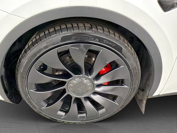 Tesla Model Y 28 of 30