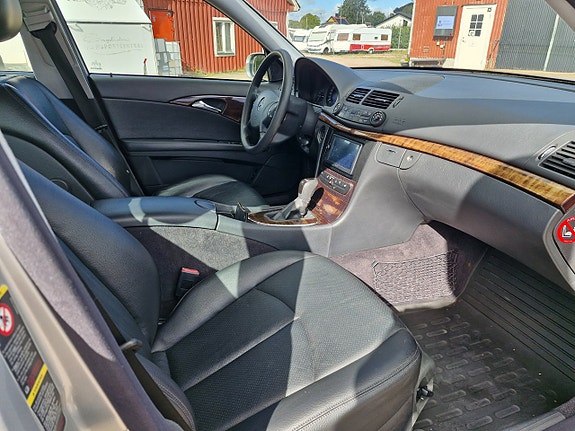 Mercedes-Benz E200 6 of 9