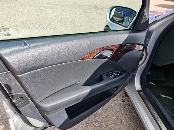 Mercedes-Benz E200 8 of 9