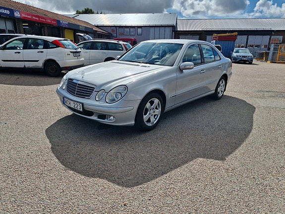 Mercedes-Benz E200 4 of 9