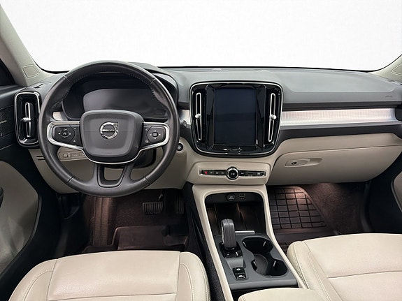 Volvo XC40 12 of 30
