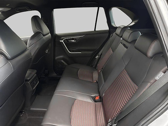 Toyota RAV4 Plug-in Hybrid 7 of 10