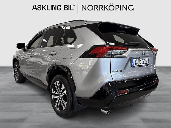 Toyota RAV4 Plug-in Hybrid 2 of 10