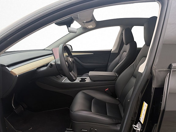 Tesla Model Y 13 of 30