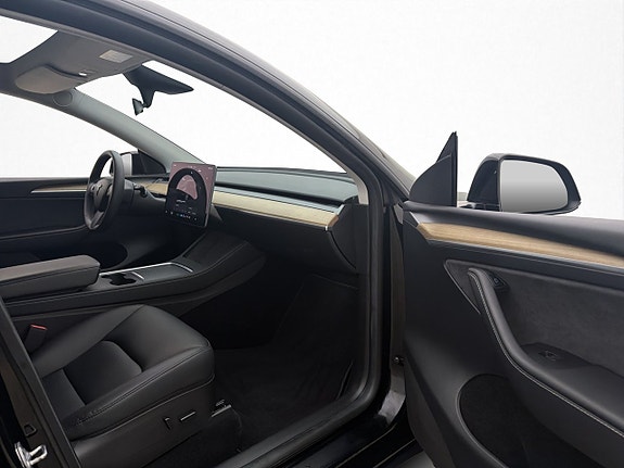Tesla Model Y 28 of 30