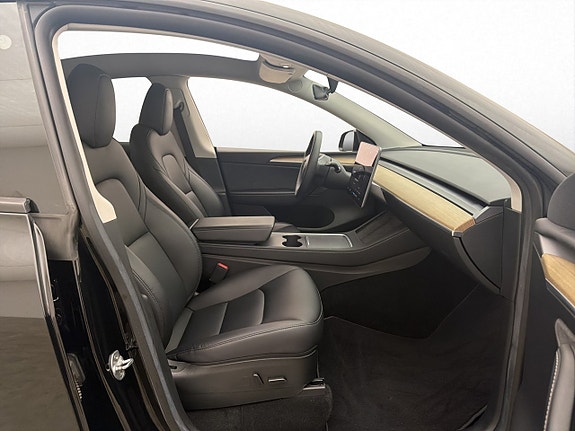 Tesla Model Y 29 of 30