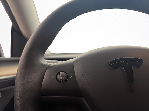 Tesla Model Y 17 of 30