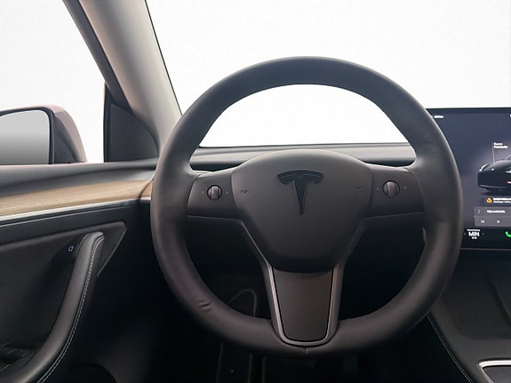 Tesla Model Y 16 of 30