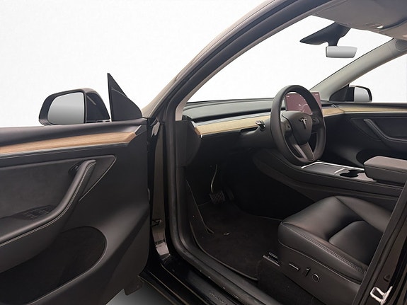 Tesla Model Y 12 of 30