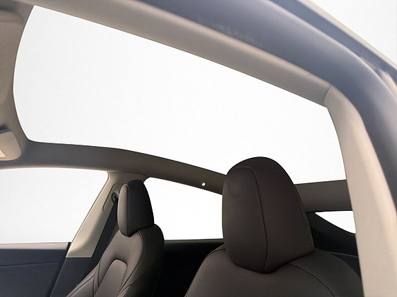 Tesla Model Y 14 of 30