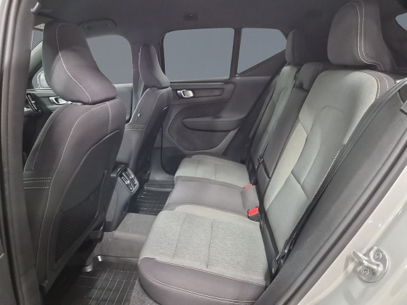 Volvo XC40 8 of 11