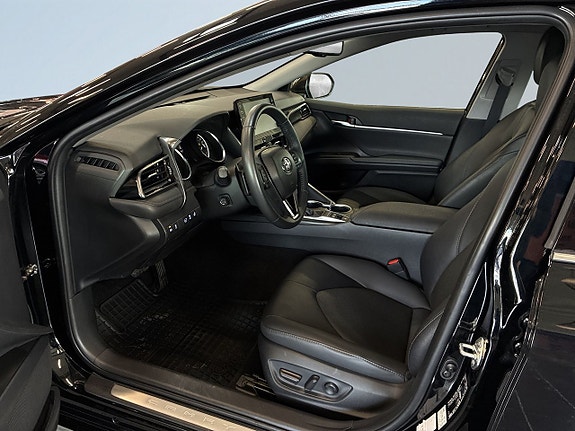 Toyota Camry 7 of 26