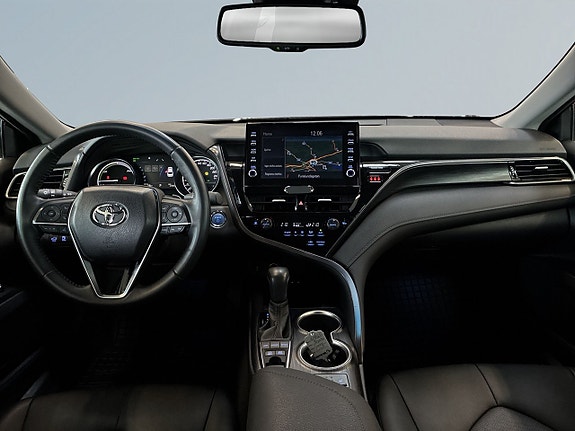 Toyota Camry 8 of 26