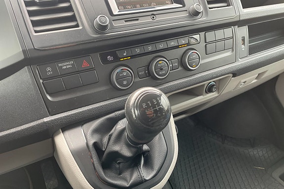 Volkswagen Caravelle 22 of 25