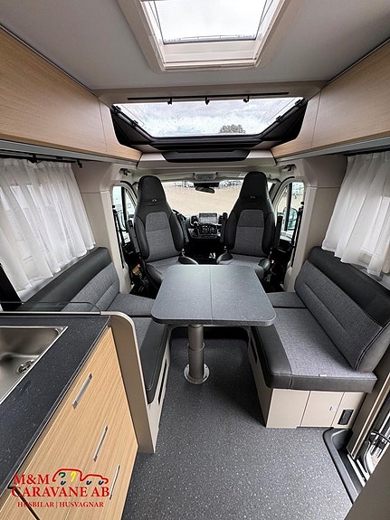 Adria COMPACT SELECT DL Långbädd Face to Face 5 of 9