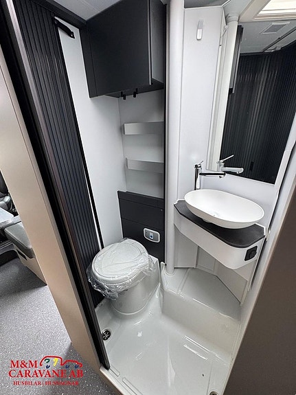 Adria COMPACT SELECT DL Långbädd Face to Face 7 of 9