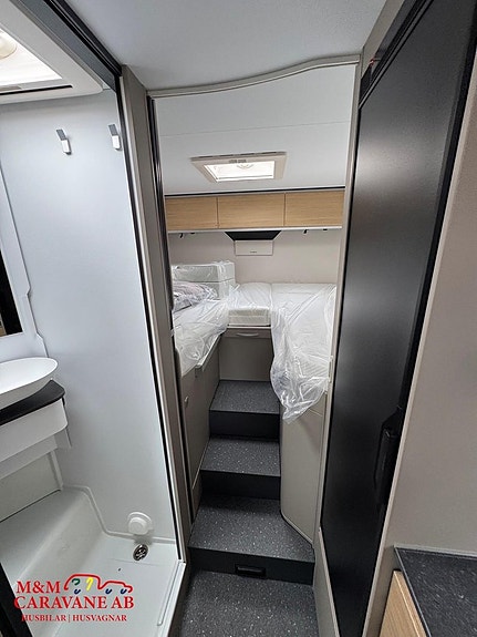 Adria COMPACT SELECT DL Långbädd Face to Face 6 of 9