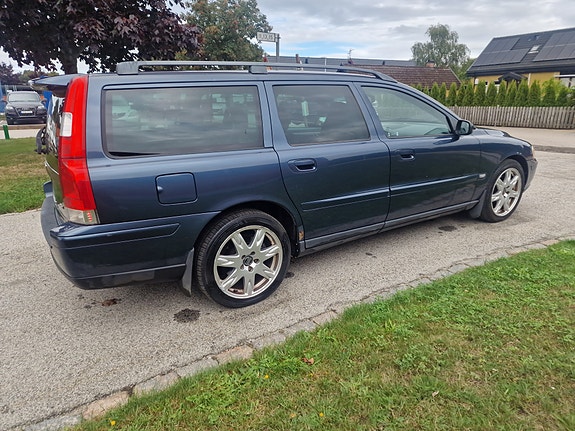 Volvo V70 3 of 5