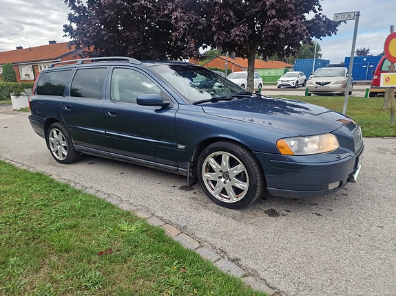Volvo V70 2 of 5