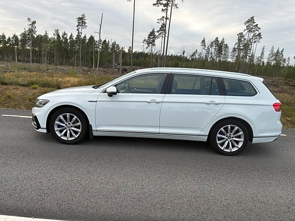 Volkswagen Passat 2 of 9
