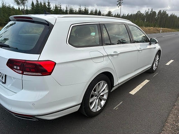Volkswagen Passat 4 of 9
