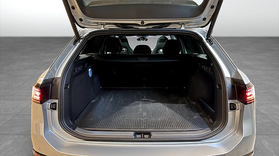 Volkswagen Passat 13 of 23