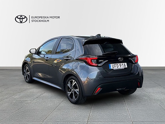 Toyota Yaris 2 of 13