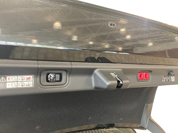 Mercedes-Benz EQE350 12 of 17