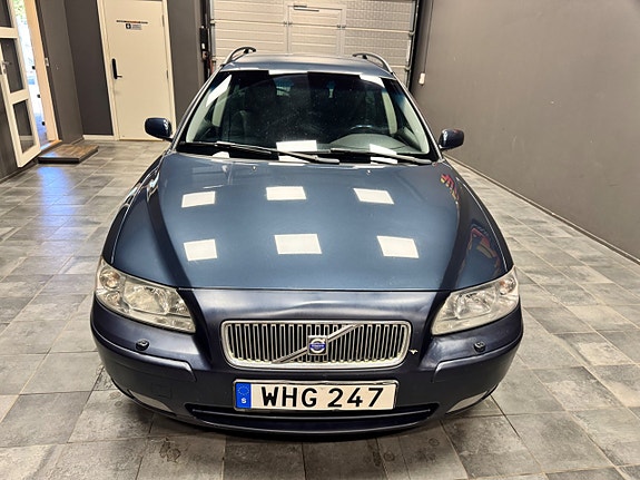 Volvo V70 2 of 8