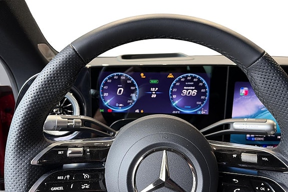 Mercedes-Benz CLA350 5 of 17