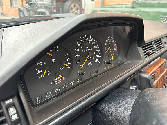 Mercedes-Benz 300 CE-24 12 of 22