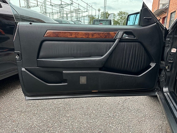 Mercedes-Benz 300 CE-24 9 of 22