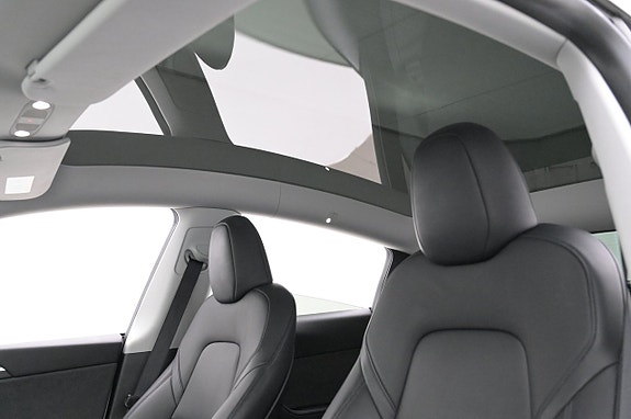Tesla Model Y 25 of 27