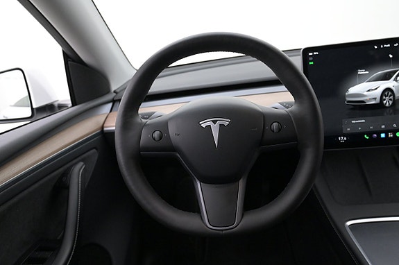 Tesla Model Y 7 of 27