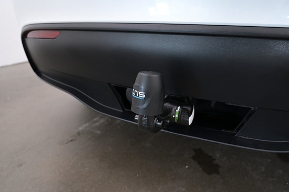 Tesla Model Y 26 of 27