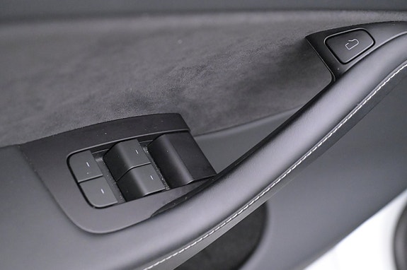 Tesla Model Y 10 of 27