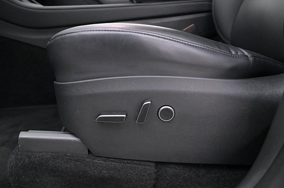 Tesla Model Y 11 of 27
