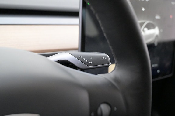 Tesla Model Y 8 of 27