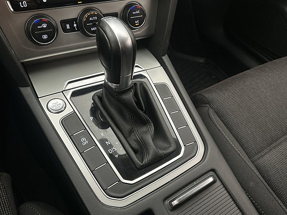 Volkswagen Passat 22 of 27