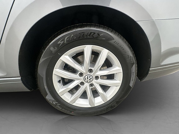 Volkswagen Passat 25 of 27