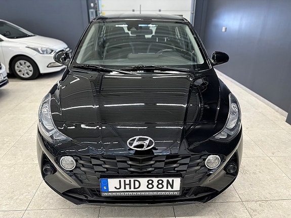 Hyundai i10 2 of 17