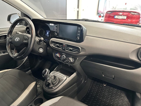 Hyundai i10 9 of 17